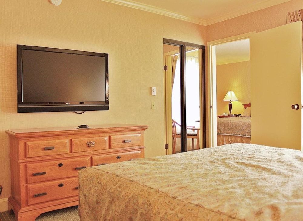 undefined Columbus Motor Inn 5
