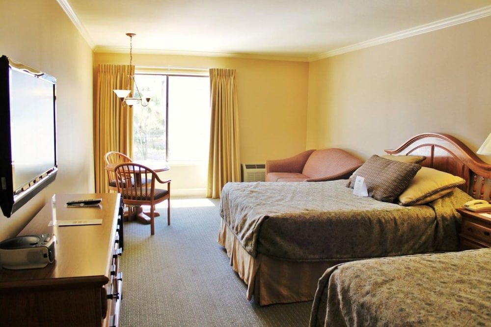 undefined Columbus Motor Inn 7