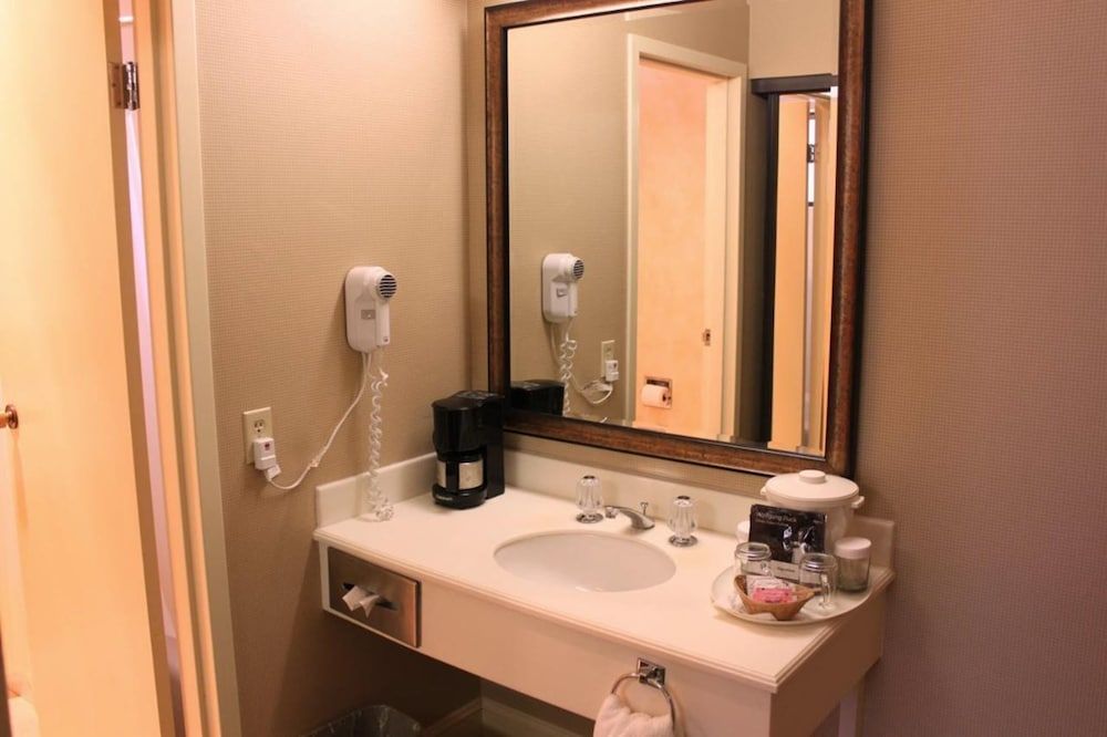 undefined Columbus Motor Inn 6