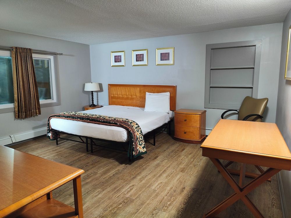 Standard Room, 1 King Bed, Non Smoking, Refrigerator