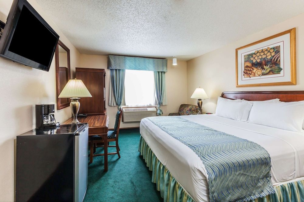 Room, 1 Queen Bed, Accessible, Non Smoking (Mobility/Hearing, Tub w/ Grab Bars)