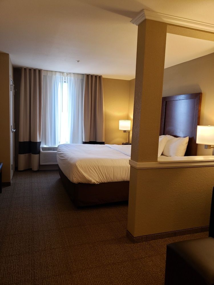 Suite, 1 King Bed, Accessible, Non Smoking