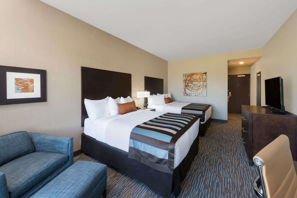 Deluxe Room, 2 Queen Beds, Refrigerator & Microwave, Mountain View