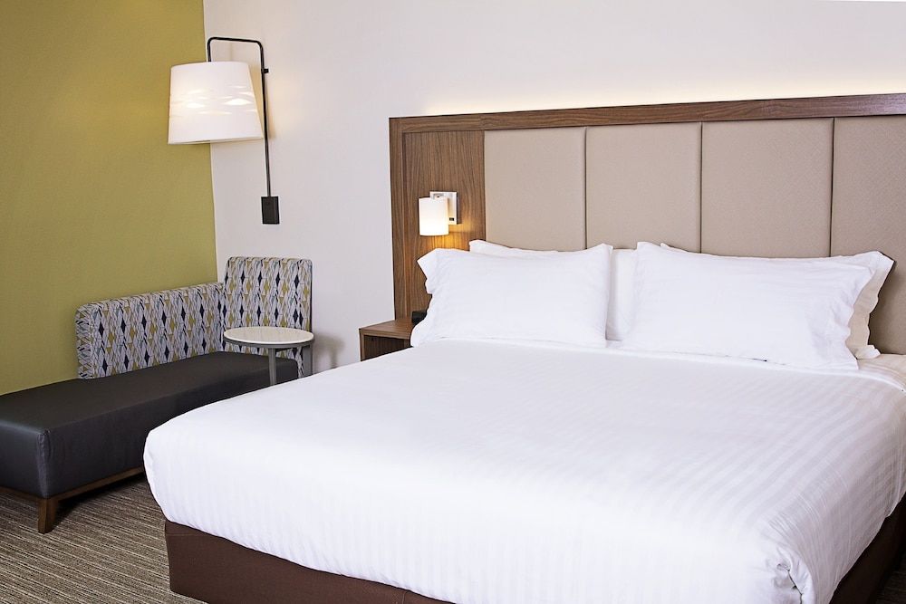 Suite, 1 King Bed, Accessible (Mobil Tran Shwr)