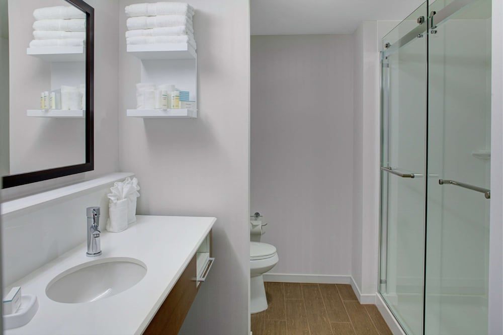 Studio, 1 King Bed, Non Smoking, Refrigerator & Microwave (Wet Bar)