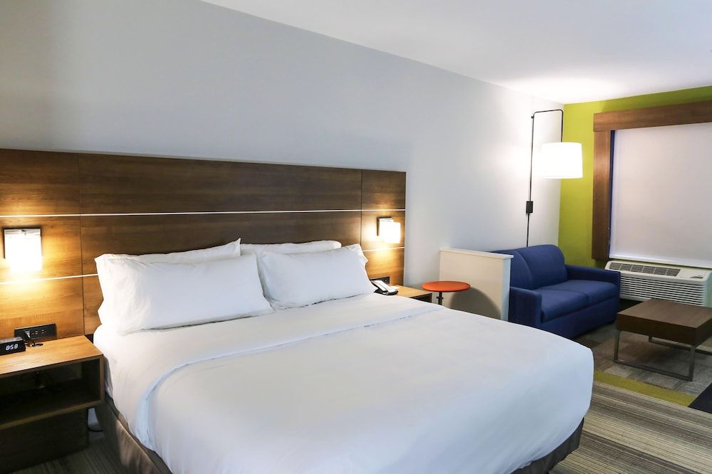 undefined Holiday Inn Express & Suites Houston IAH - Beltway 8 by IHG