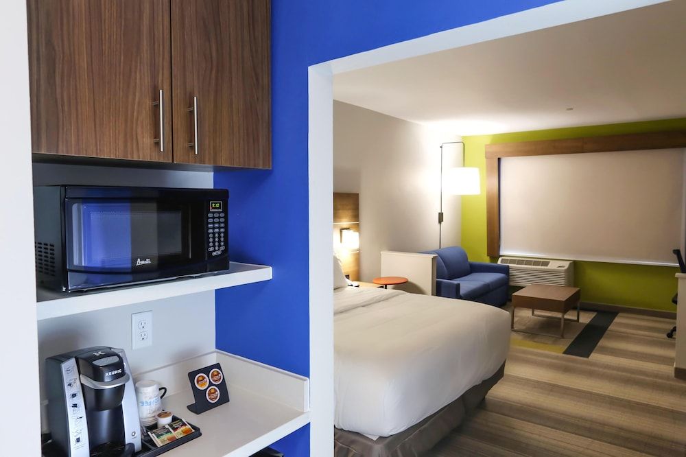 undefined Holiday Inn Express & Suites Houston IAH - Beltway 8 by IHG 9