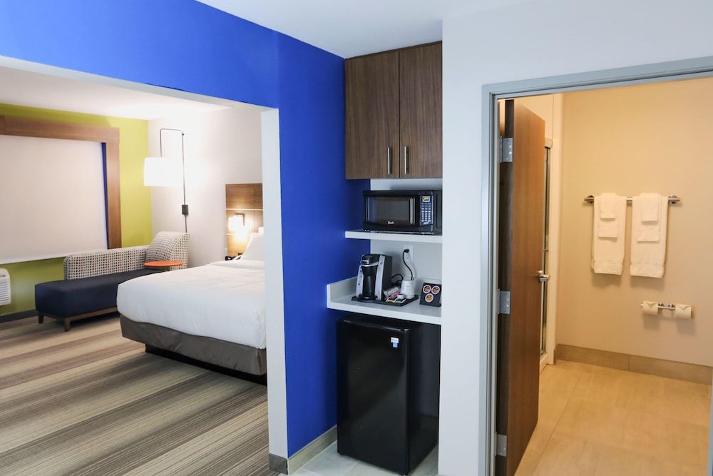 undefined Holiday Inn Express & Suites Houston IAH - Beltway 8 by IHG 5