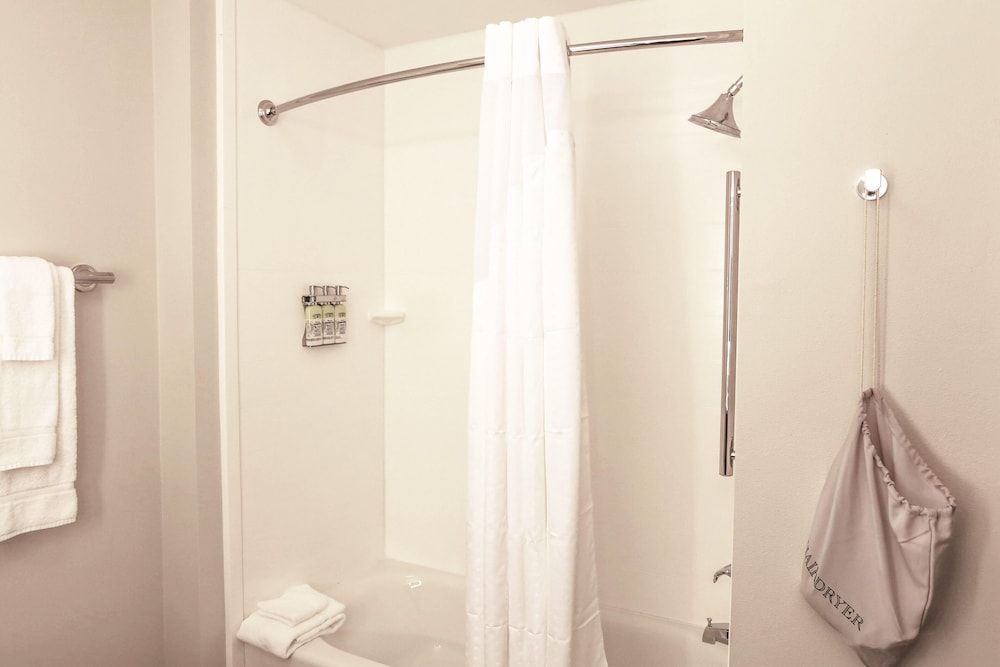 undefined Holiday Inn Express & Suites Houston IAH - Beltway 8 by IHG 2