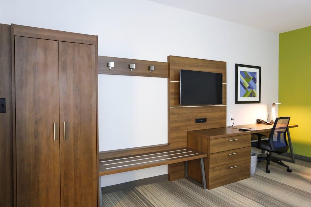 Holiday Inn Express & Suites Houston IAH - Beltway 8 by IHG Standard Room 5