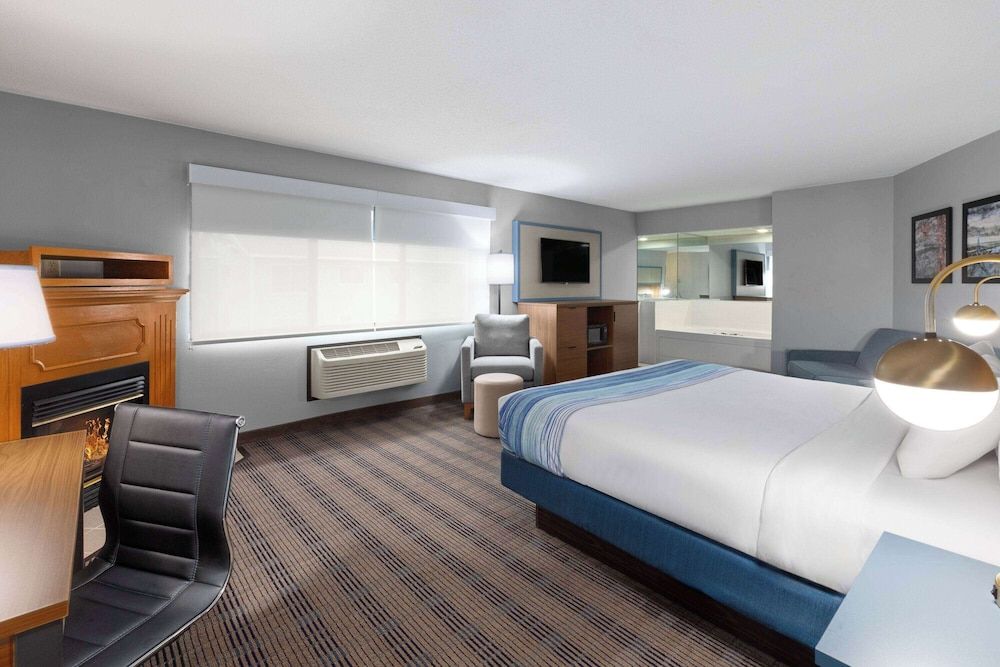Deluxe Studio Suite, 1 King Bed, Non Smoking (Second Floor)