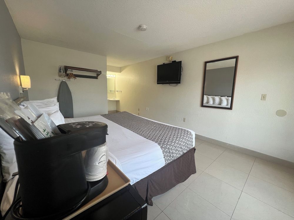 Traditional Room, 1 King Bed, Accessible
