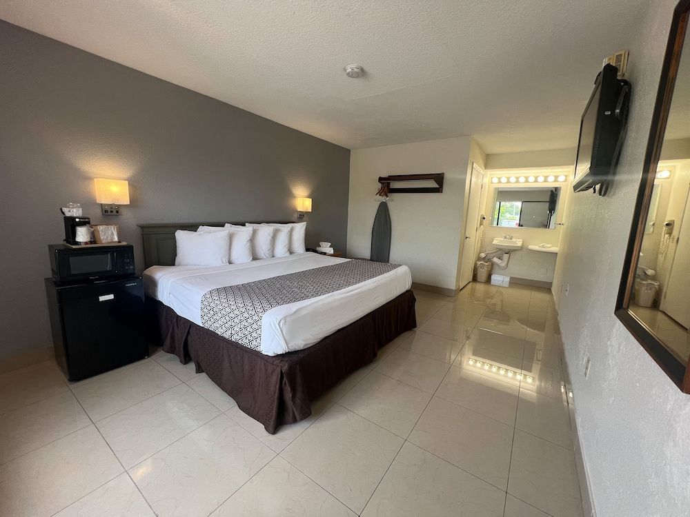 Traditional Room, 1 King Bed, Accessible