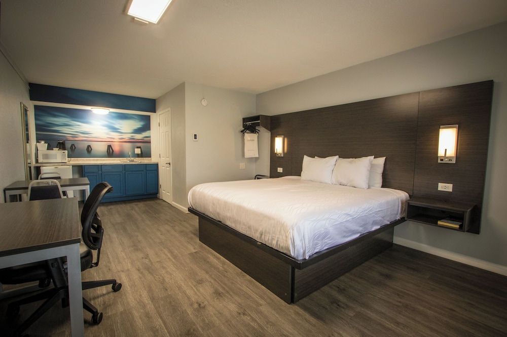 Eco Delight: King Bed Smoking