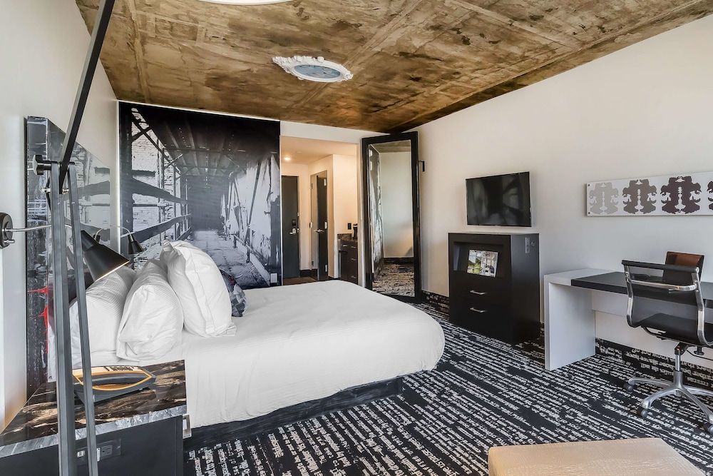 Room, 1 King Bed, Accessible (Mobility, Roll-In Shower)