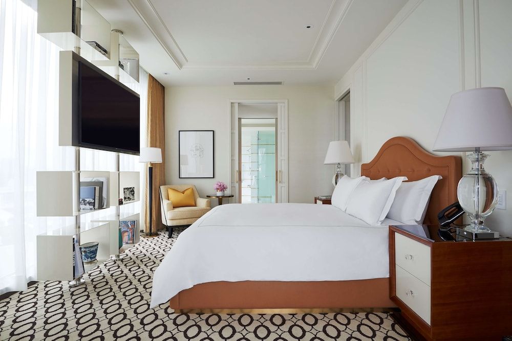 Waldorf Astoria Beverly Hills Junior Suite, 1 King Bed, Corner (Deluxe, High Floor)