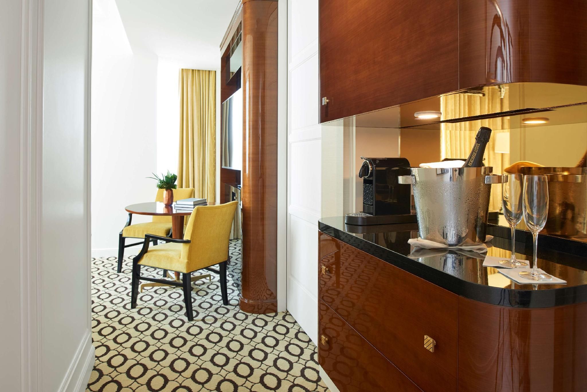 HOLLYWOOD SUITE HEARING ACCESSIBLE