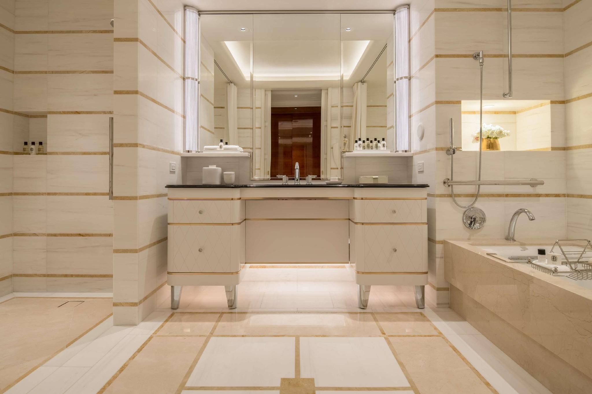 2 QUEEN DELUXE CORNER JR STE MOB ACCESS W/TUB