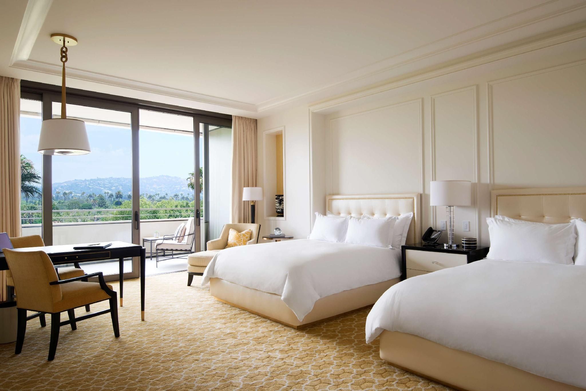 Beverly Hills Two Queen With Terrace Jr Ste