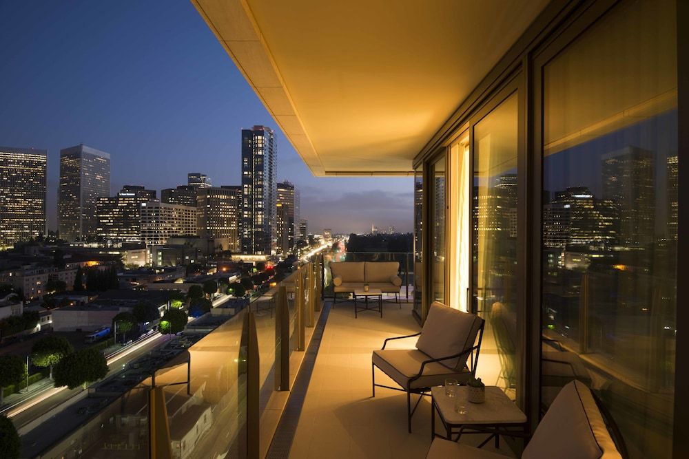 Waldorf Astoria Beverly Hills Junior Suite, 1 King Bed, Corner (Deluxe, High Floor) 2