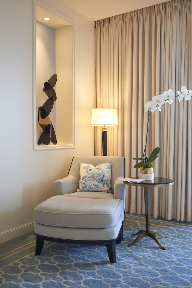 Waldorf Astoria Beverly Hills Deluxe Room, 1 King Bed, Accessible (Roll-in Shower) 6