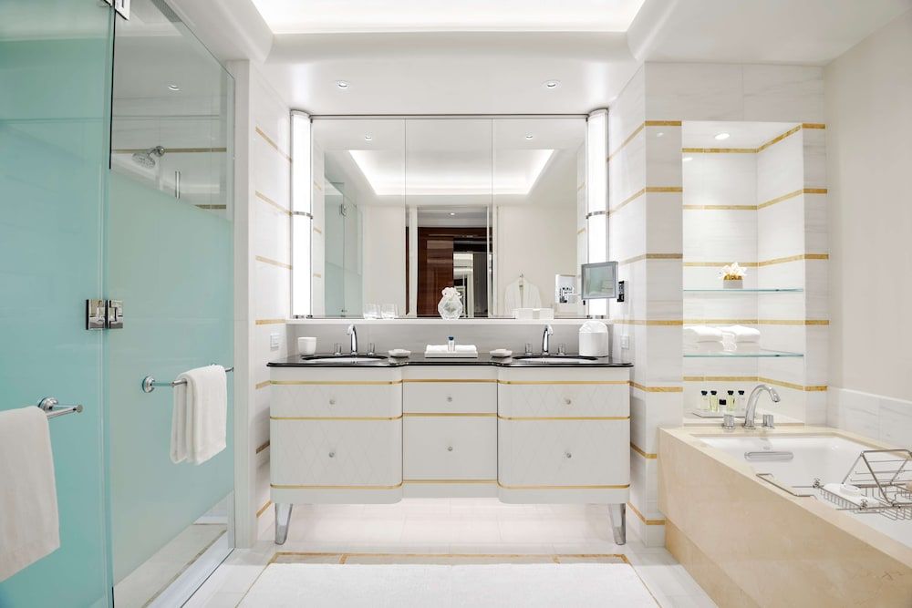 Waldorf Astoria Beverly Hills Deluxe Room, 1 King Bed, Accessible (Roll-in Shower) 5