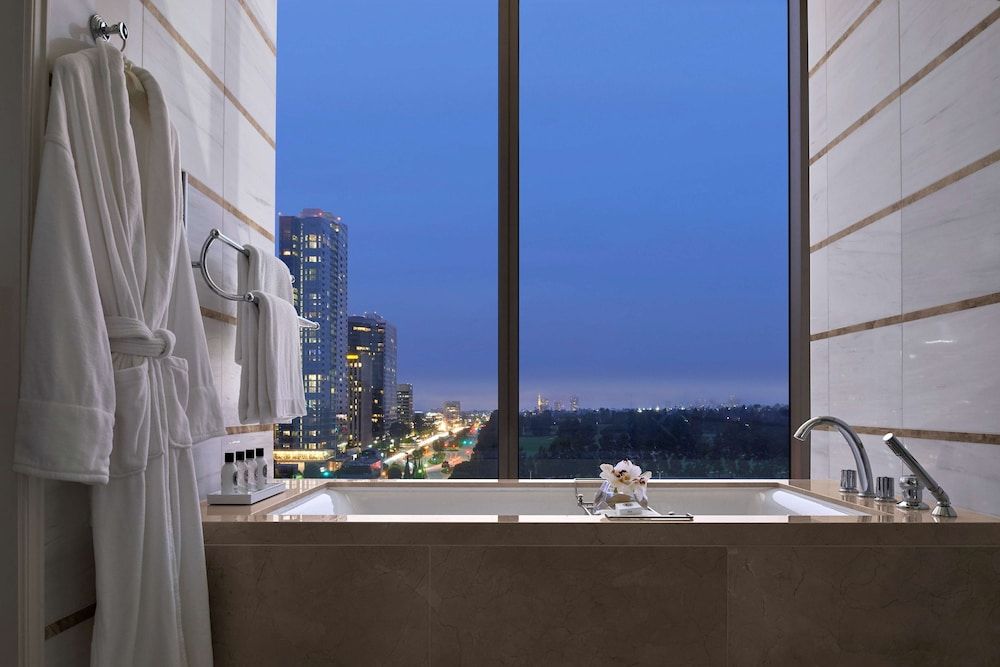 Waldorf Astoria Beverly Hills Junior Suite, 1 King Bed, Corner (Deluxe, High Floor) 3