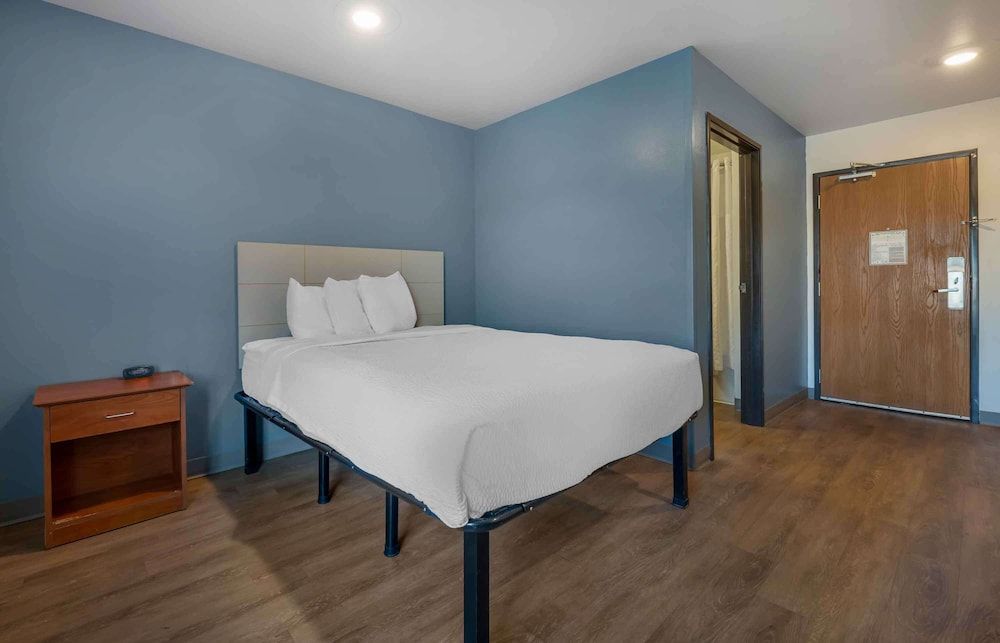 Standard Studio, 1 Queen Bed, Non Smoking, Refrigerator & Microwave