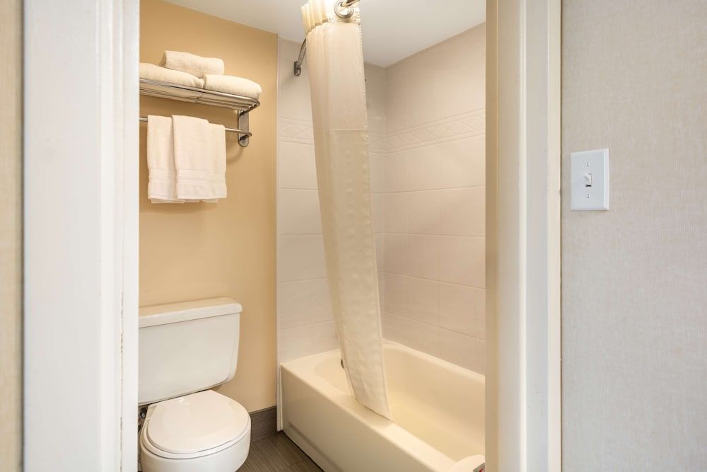 Best Western Braintree Inn Suite, 1 King Bed, Non Smoking, Microwave (with Sofabed) 4