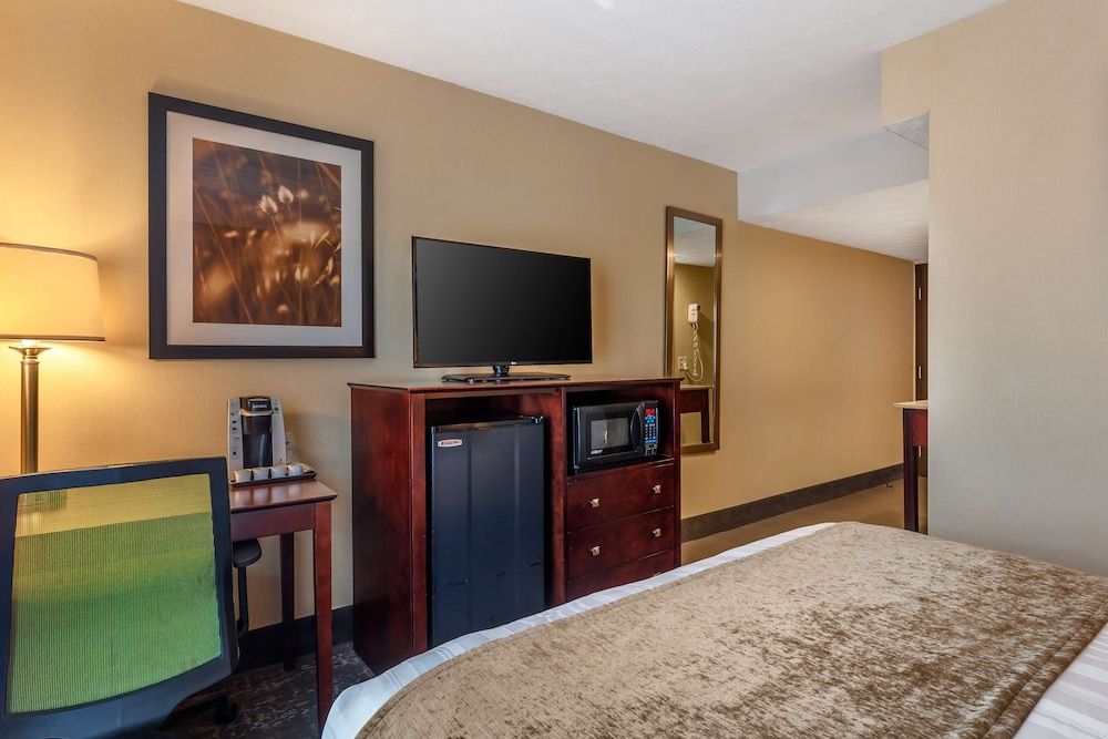 Best Western Braintree Inn Standard Room, 1 Queen Bed, Non Smoking, Microwave 4