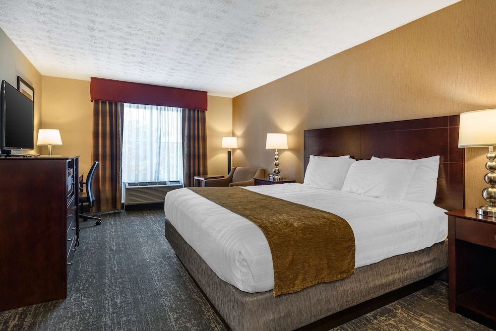 Best Western Braintree Inn Suite, 1 King Bed, Non Smoking, Microwave (with Sofabed) 2