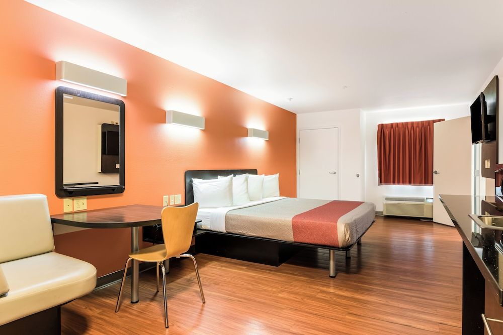 Deluxe Room, 1 King Bed, Accessible, Non Smoking