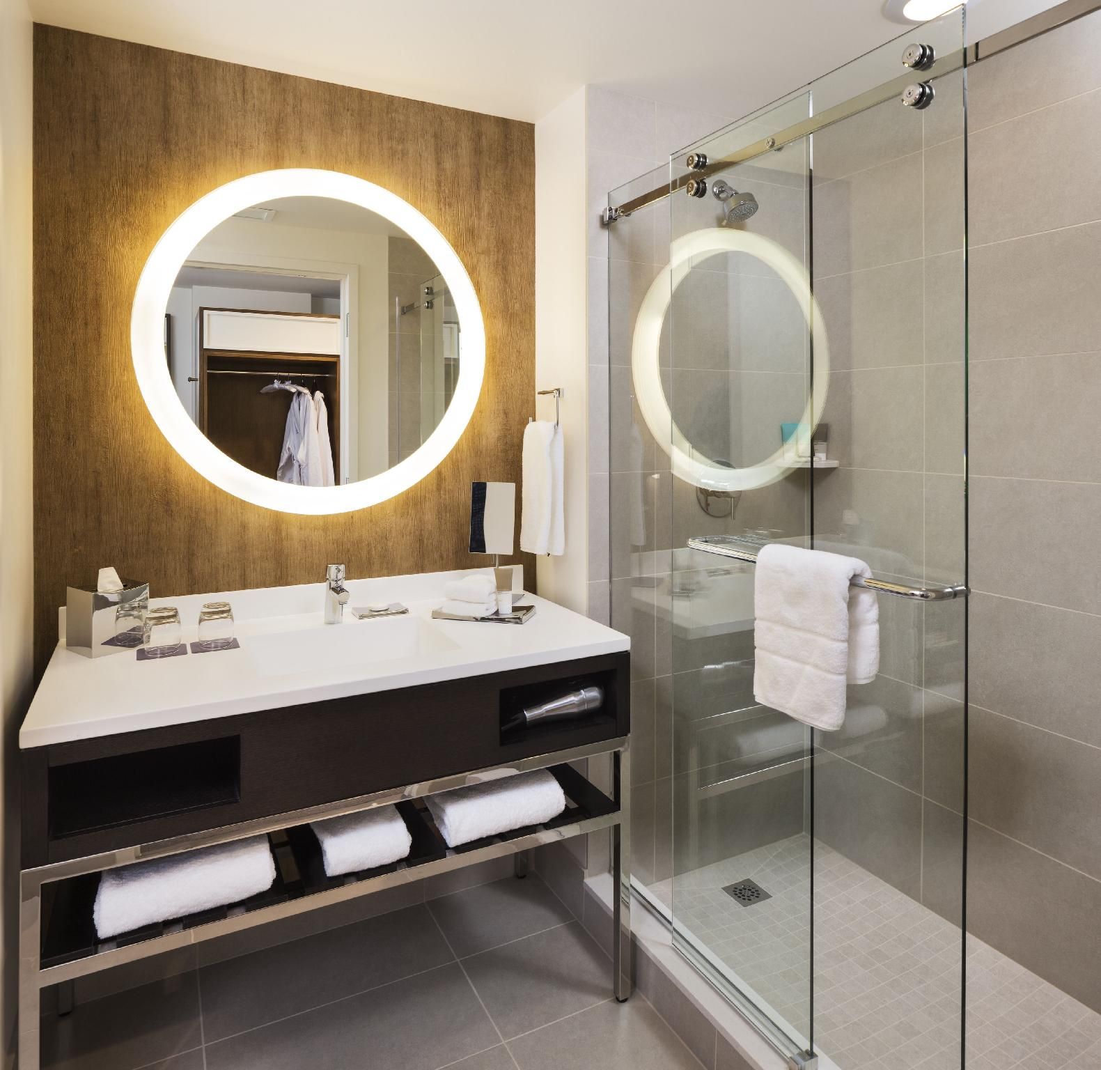 1 King Bed With Club Access