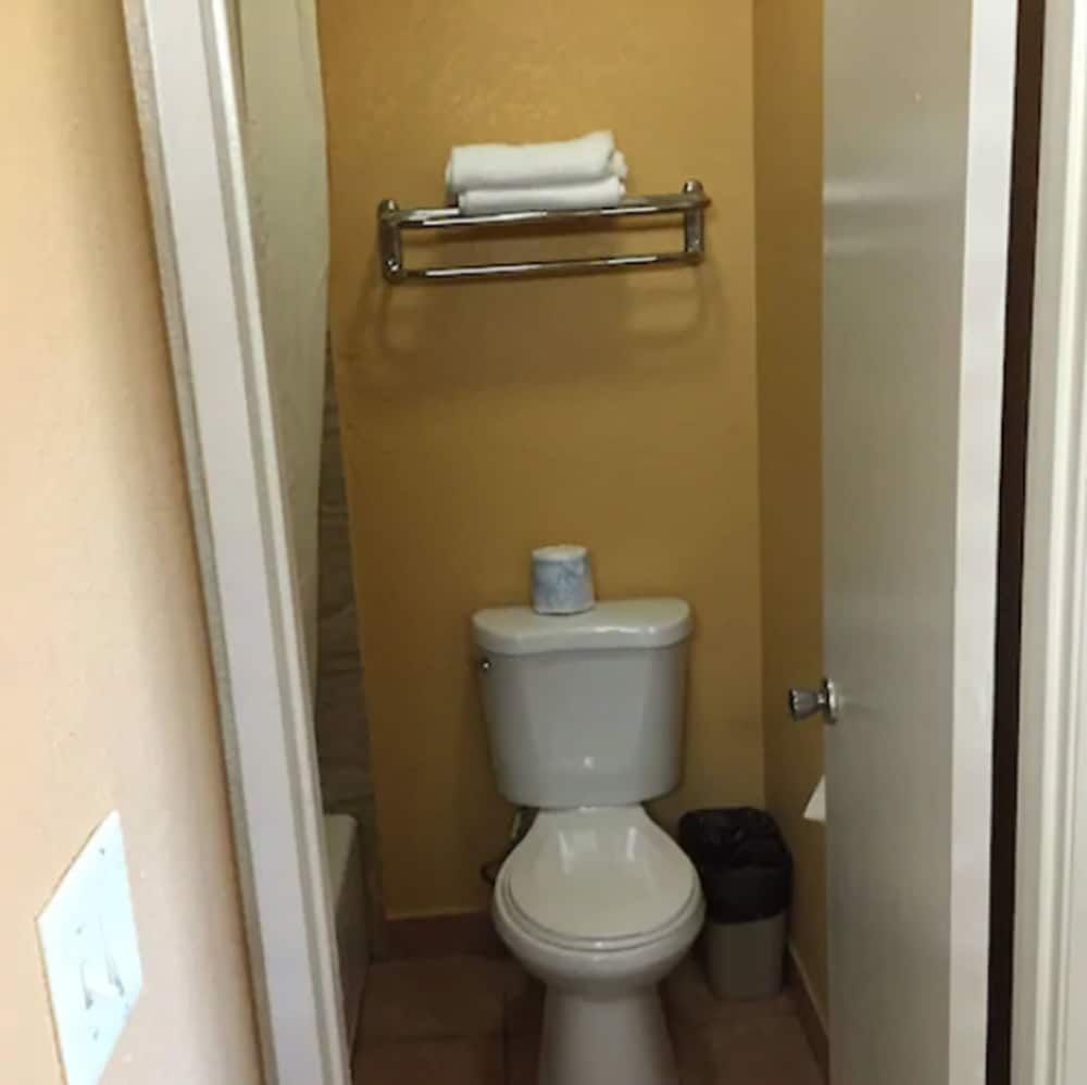 National City Motel Standard Room, 2 Double Beds, Smoking 6