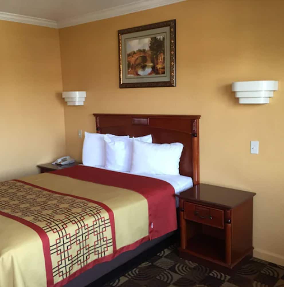 National City Motel Standard Room, 1 Queen Bed, Smoking 4