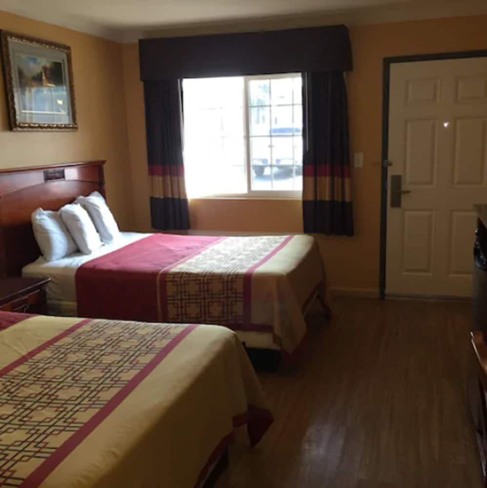 National City Motel Standard Room, 2 Double Beds, Smoking 4