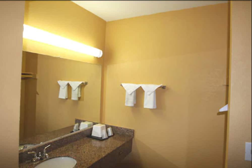 National City Motel Standard Room, 2 Double Beds, Smoking 5