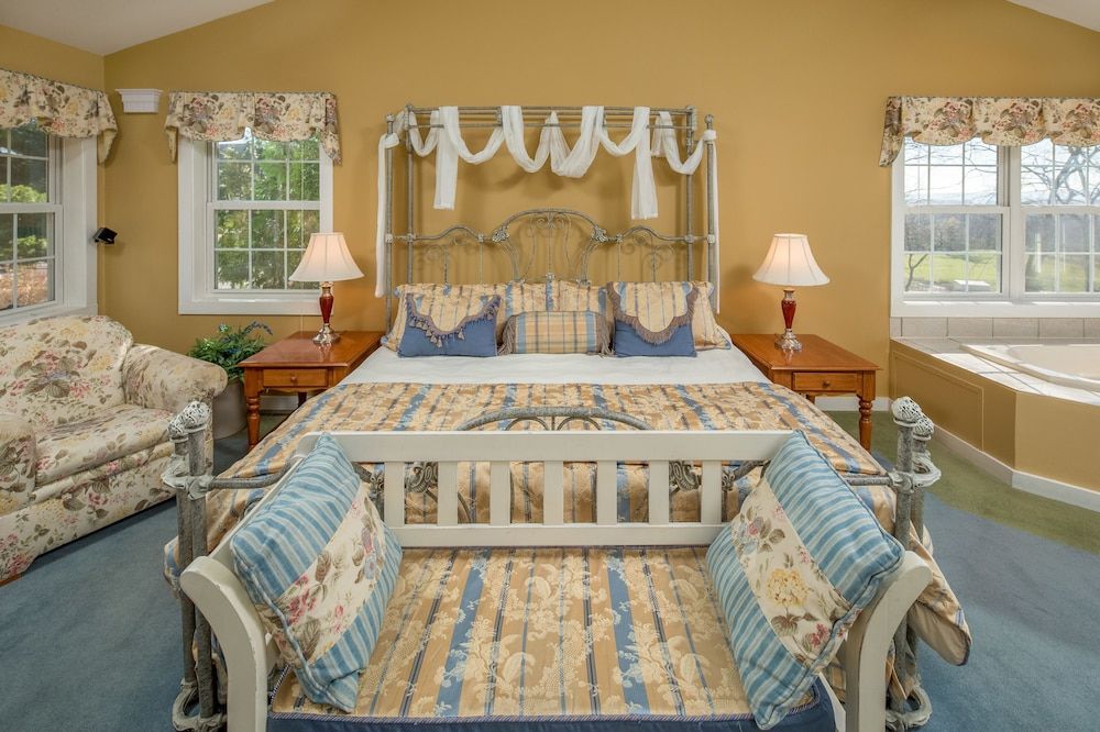 Goldmoor Inn French Country Cottage