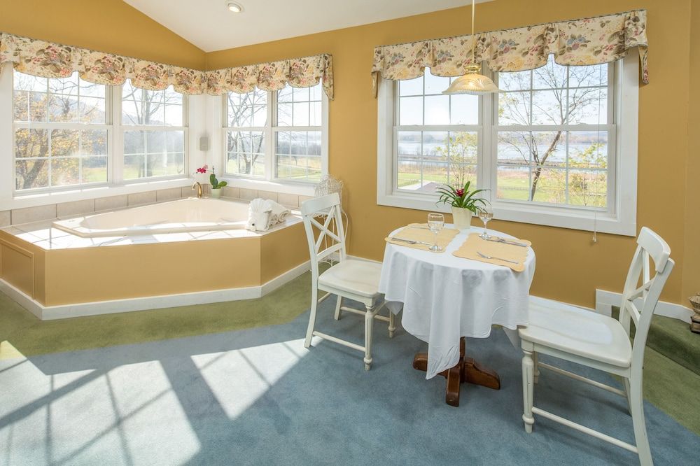 Goldmoor Inn French Country Cottage 4