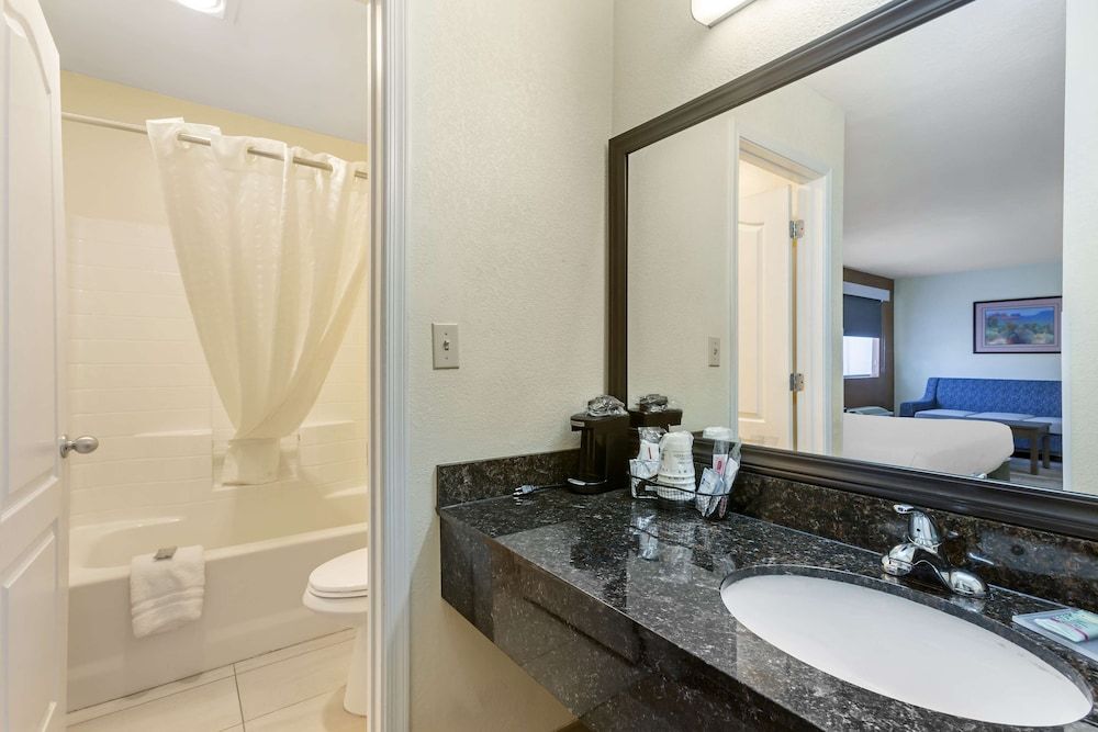 Best Western Superstition Springs Inn Standard Room, 2 Queen Beds, Non Smoking, Refrigerator & Microwave 3