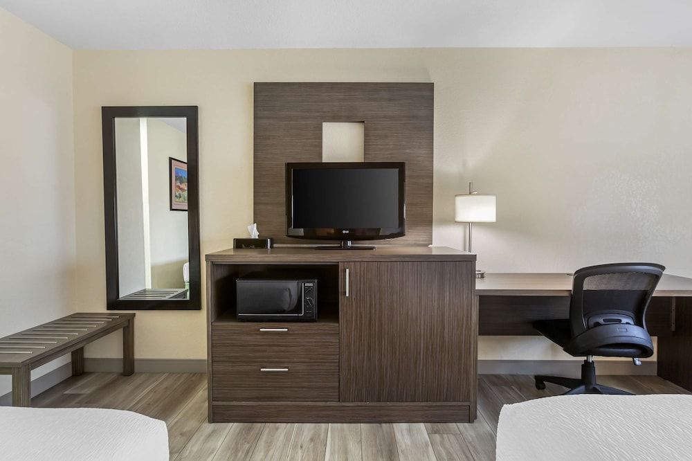 Best Western Superstition Springs Inn Standard Room, 2 Queen Beds, Non Smoking, Refrigerator & Microwave 4