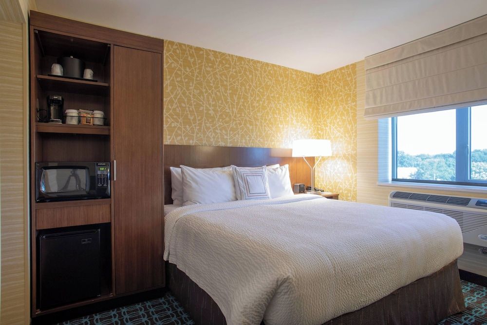 Room, 1 King Bed (Mobility/Hearing Access, Roll-In Shwr)