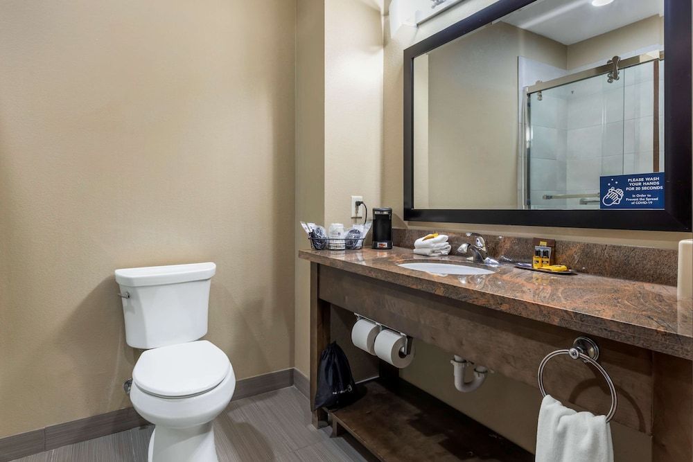 Best Western Plus Fort Stockton Hotel Suite, 1 King Bed, Non Smoking, Kitchenette 4