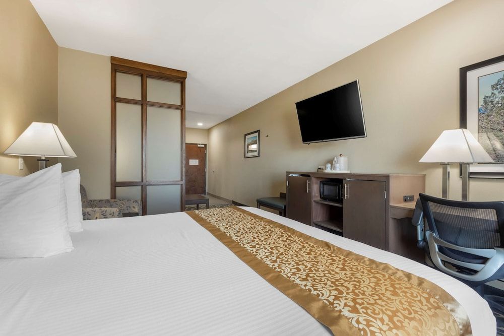 Best Western Plus Fort Stockton Hotel Suite, 1 King Bed, Accessible, Bathtub (with Sofabed) 2