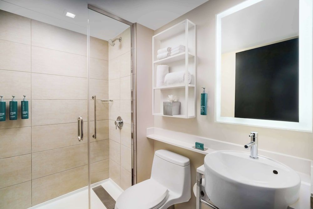 DoubleTree by Hilton New York Times Square West Standard Room, 1 King Bed, Non Smoking 5