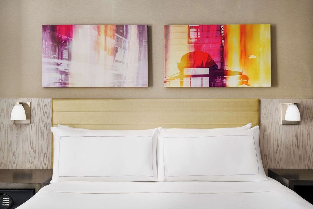 DoubleTree by Hilton New York Times Square West Standard Room, 1 King Bed, Non Smoking 4