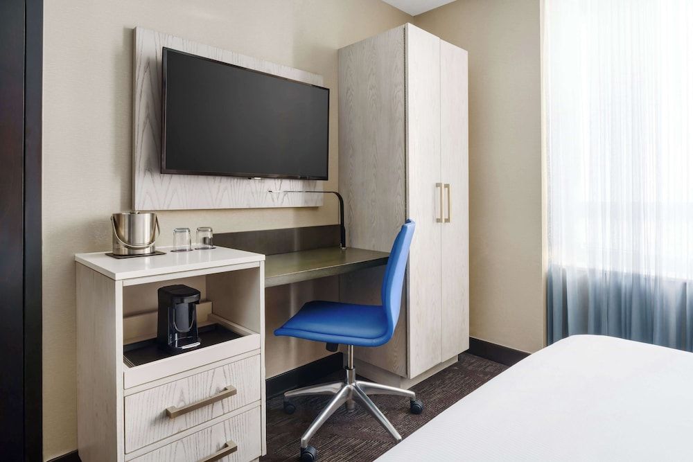 DoubleTree by Hilton New York Times Square West Standard Room, 1 King Bed, Non Smoking 7