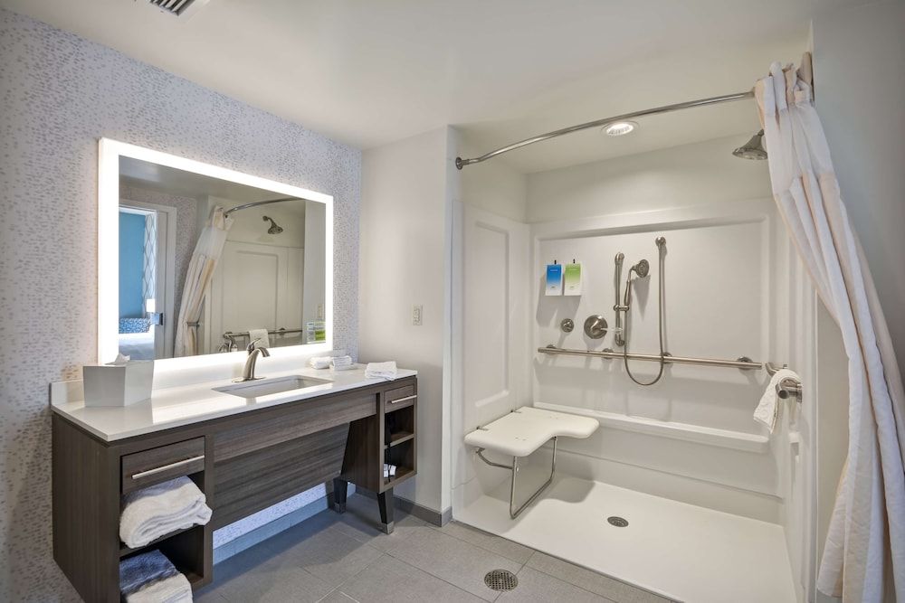 Suite, 1 King Bed, Accessible, Non Smoking (Roll-in Shower)