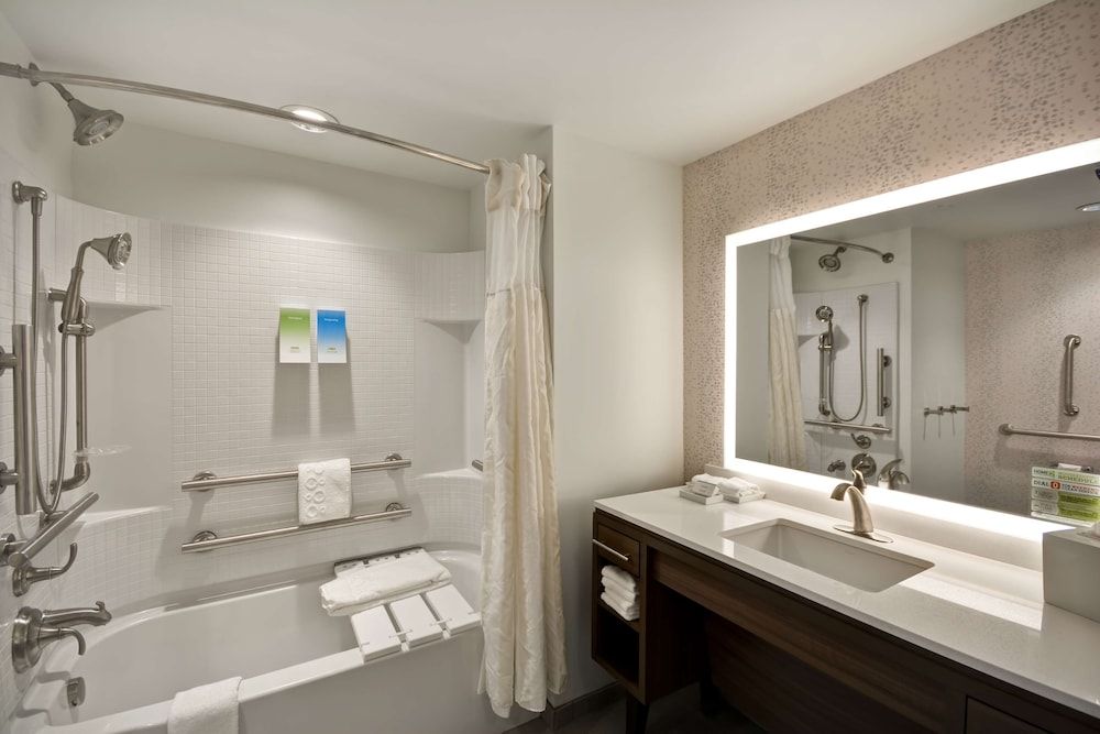 Suite, 1 King Bed, Accessible, Bathtub