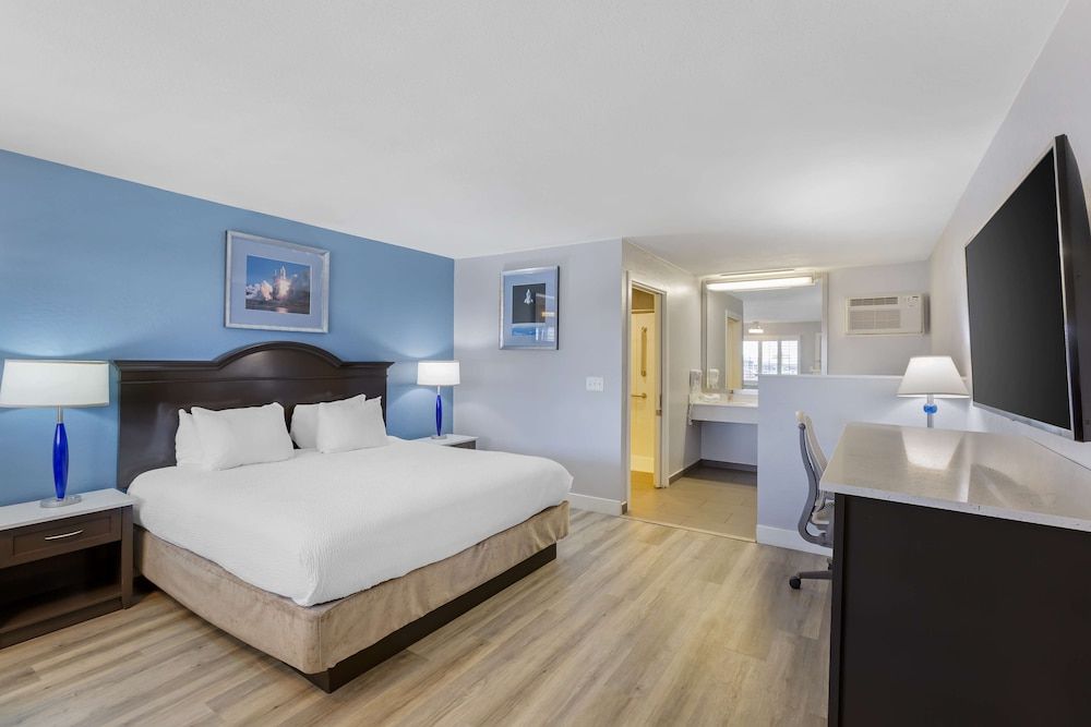 Best Western Space Age Lodge Standard Room, 1 King Bed, Accessible, Bathtub 2